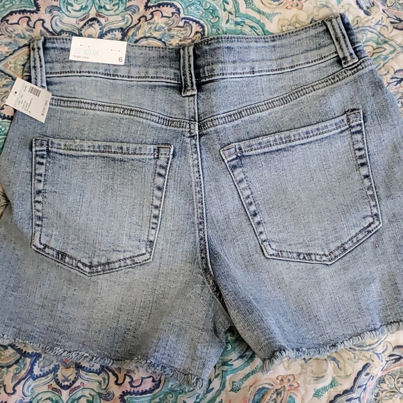 Distressed shorts - Picture 2 of 2